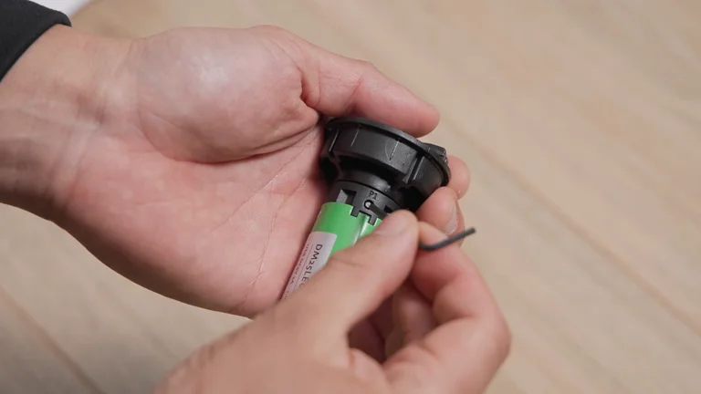 A finger pressing the P1 button on the neck of the motor